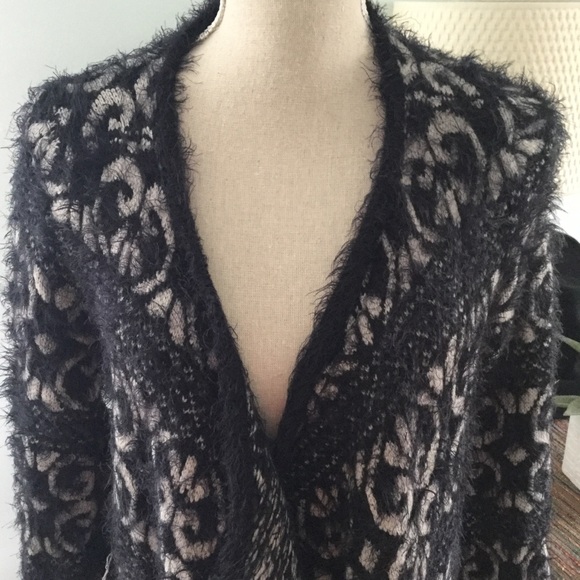 Design History-Beautiful Soft Fuzzy Cardigan. Sz M - Picture 3 of 9